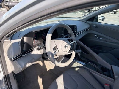 2023 Hyundai ELANTRA SE