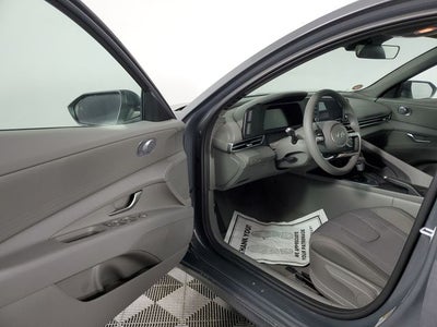 2025 Hyundai ELANTRA SE