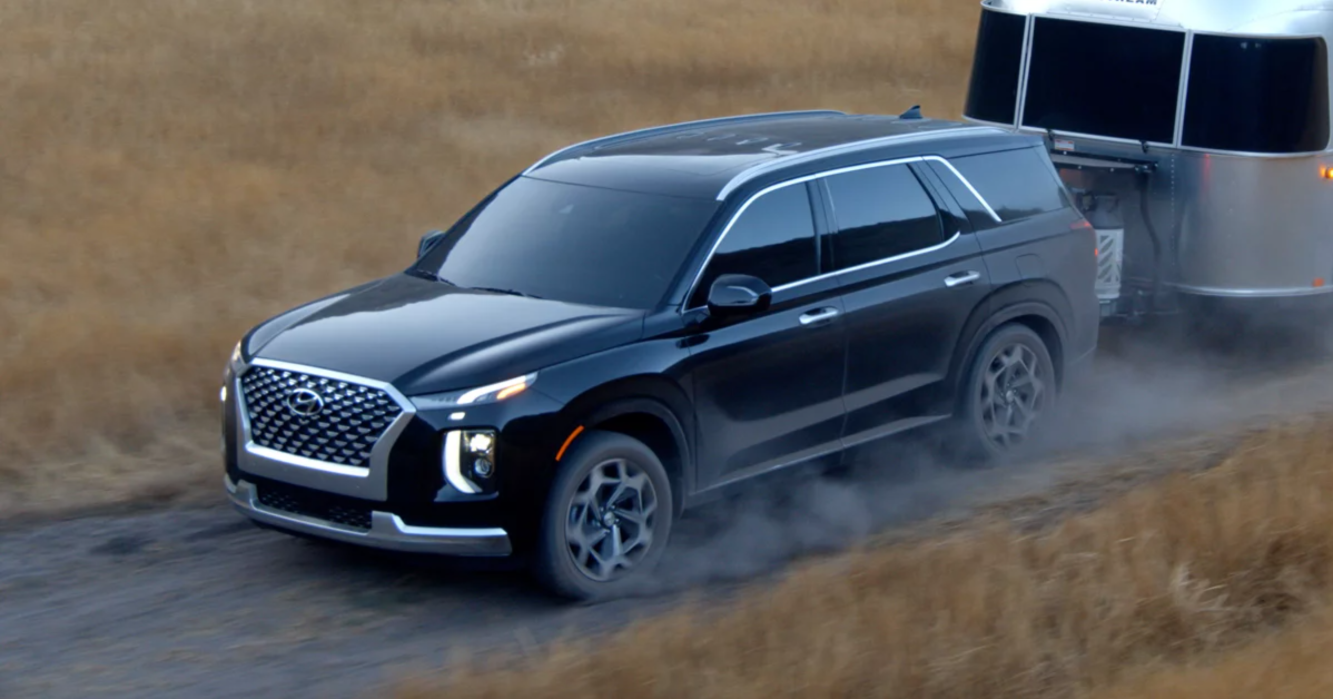 Overhead view of a Hyundai Palisade towing on a dirt rroad